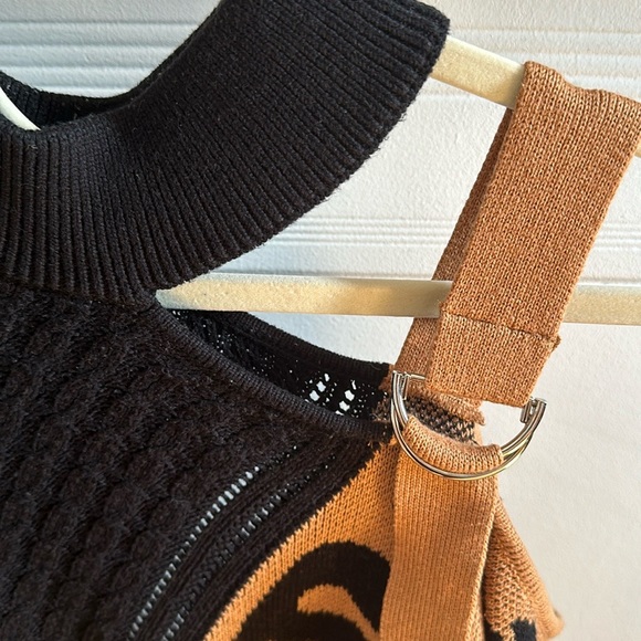 MOCK NECK COLD SHOULDER / ONE STRAP CABLEKNIT LEOPARD SWEATER - Picture 4 of 7